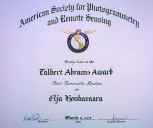 Vuonna 2009 American Society for Photogrammetry and Remote Sensing palkitsi testikentästä tehdyn artikkelin Talbert Abrams kunniamaininnalla