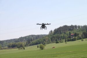 Dronekuvausta viljakasvustosta hyperspektrikameralla. Kuva: Lauri Markelin