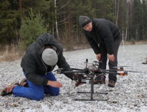 Tutkijat valmistelevat droonia kevään ensimmäiselle kuvauslennolle